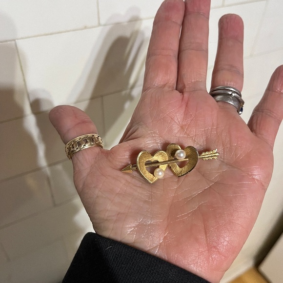 Krementz Double Heart Arrow Brooch Cultured Pearls w Signature Hinged Box - Picture 4 of 13